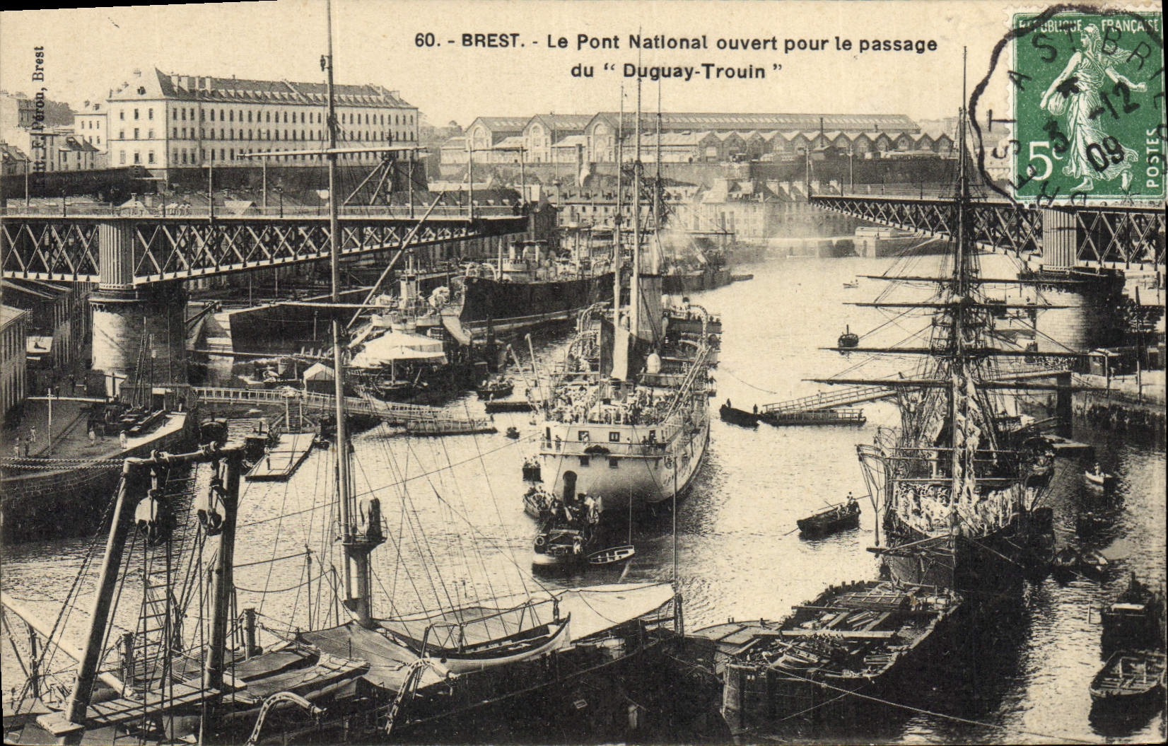 Brest - Le Pont National ouvert pour le passage du "Duguy-Trouin"