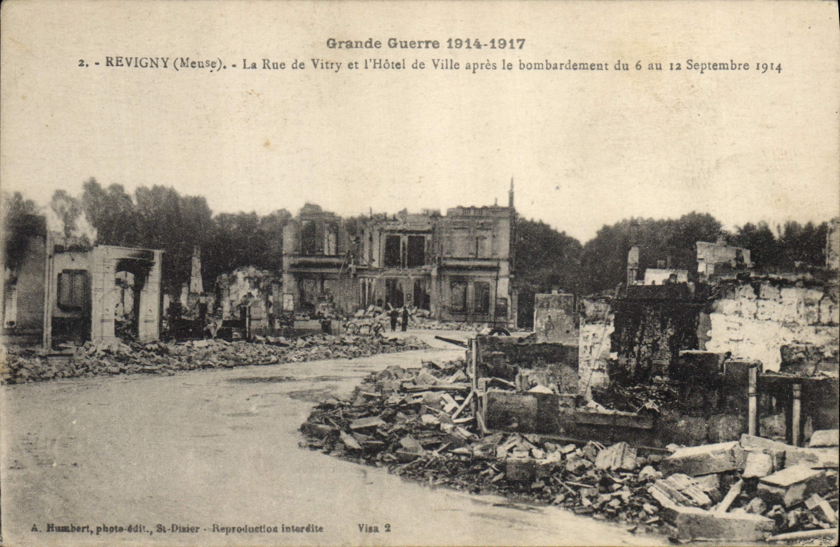 CPA Militaria Revigny La rue de Vitry et l'Hotel de ville apres le bombardement 