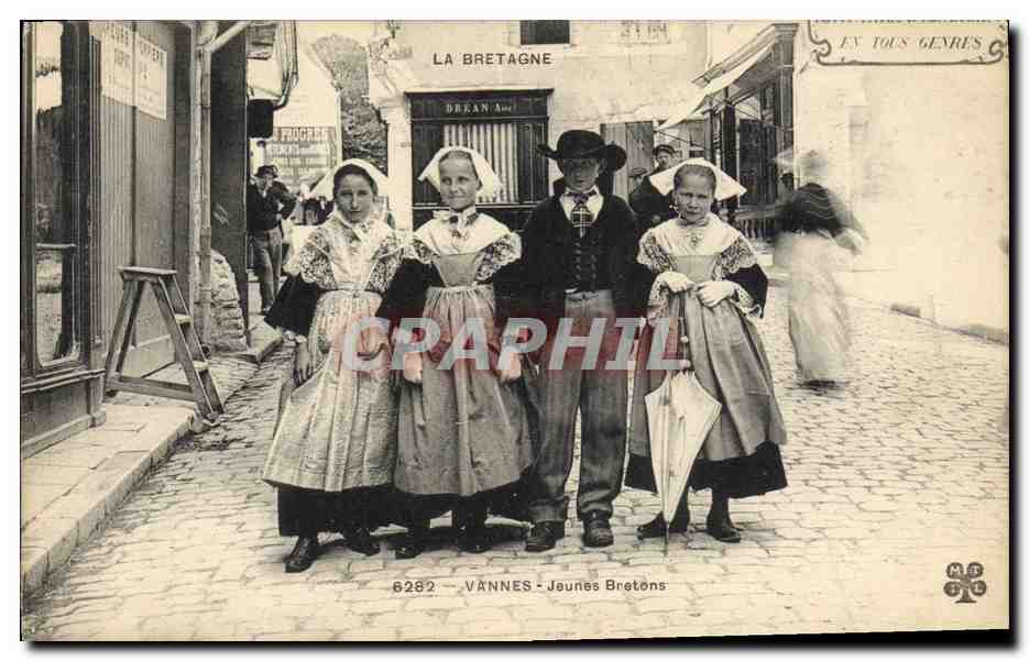 CPA Folklore Vannes Jeunes Bretons
