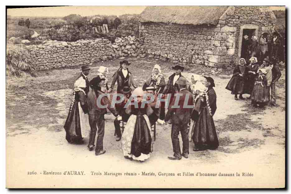 CPA Folklore Environs d'Auray Trois mariages reunis Maries Garcons et filles d'honneur dansant la ri