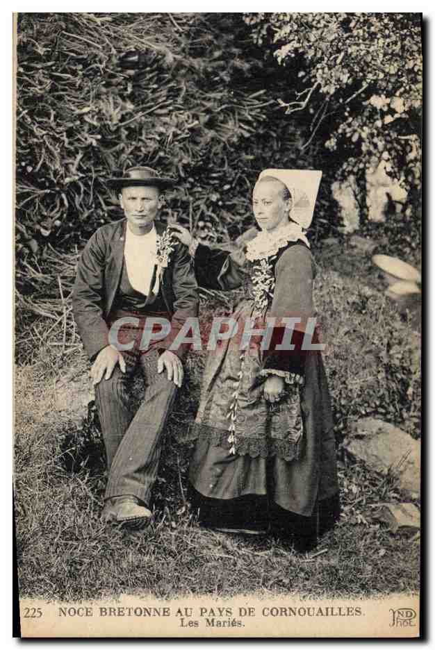 CPA Folklore Noce bretonne au pays de Cornouailles Les maries Mariage