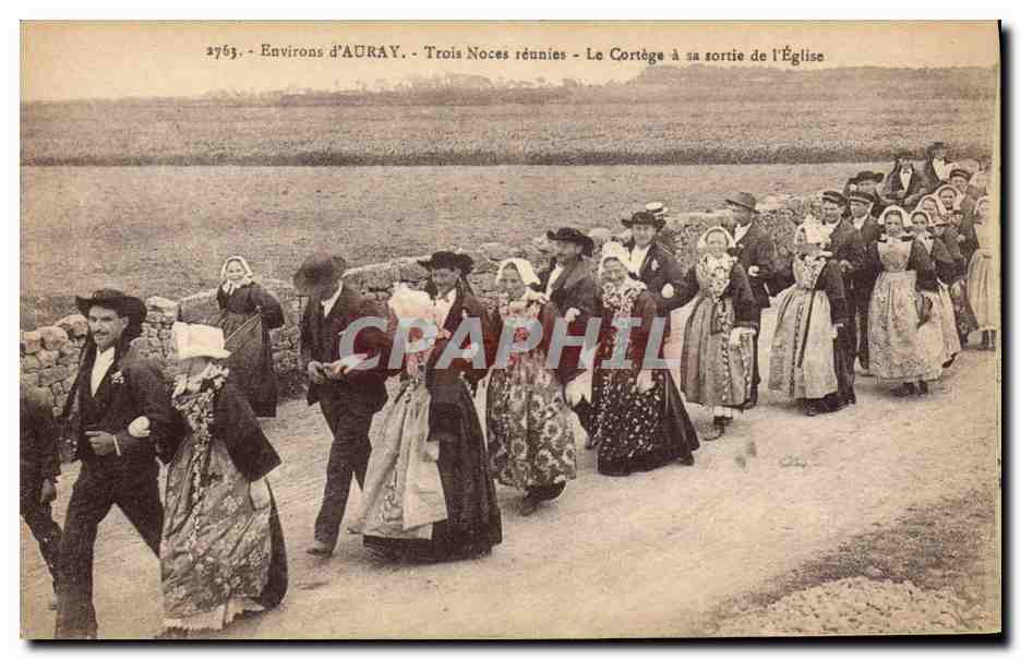 CPA Folklore Environs d'Auray Trois noces reunies Le cortege a sa sortie de l'eglise Mariage