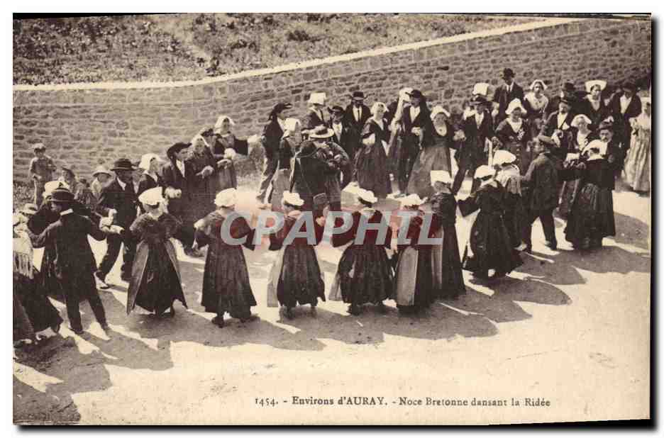 CPA Folklore Environs d'Auray Noce bretonne dansant la ridee Mariage