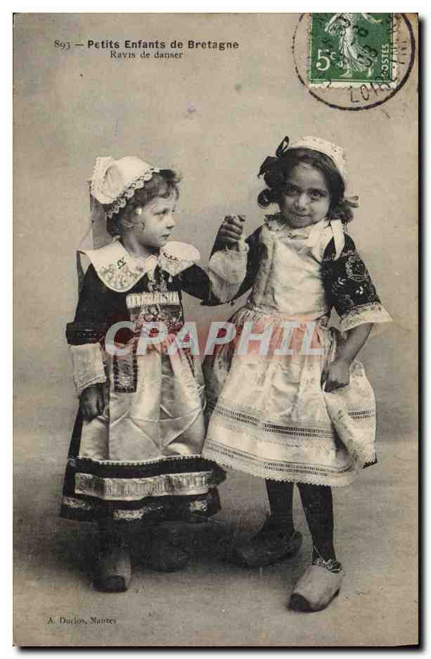 CPA Folklore Petits enfants de Bretagne Ravis de danser