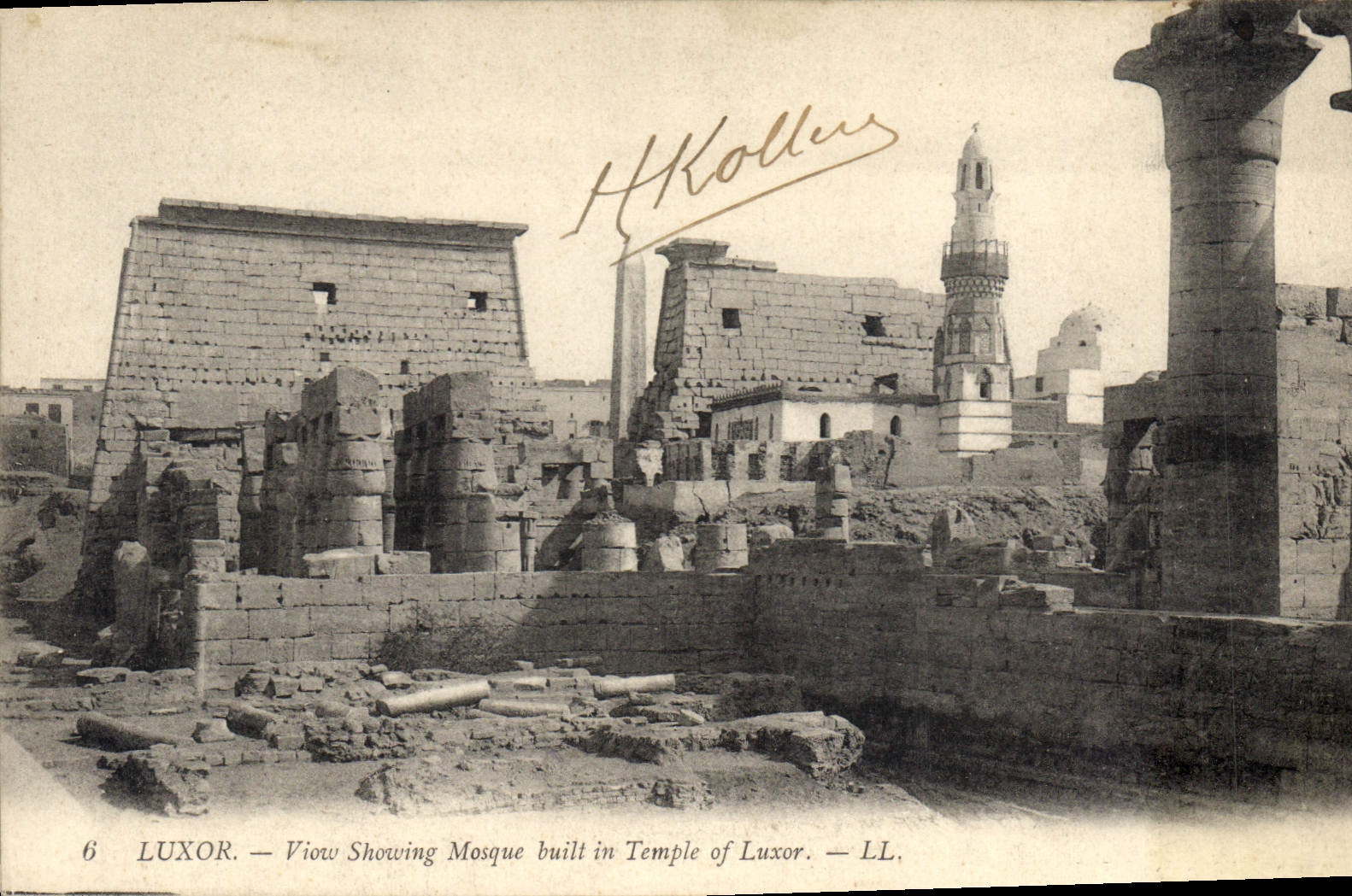 Luxor — Vue montrant la mosquée bâtie dans le temple de Luxor — LL