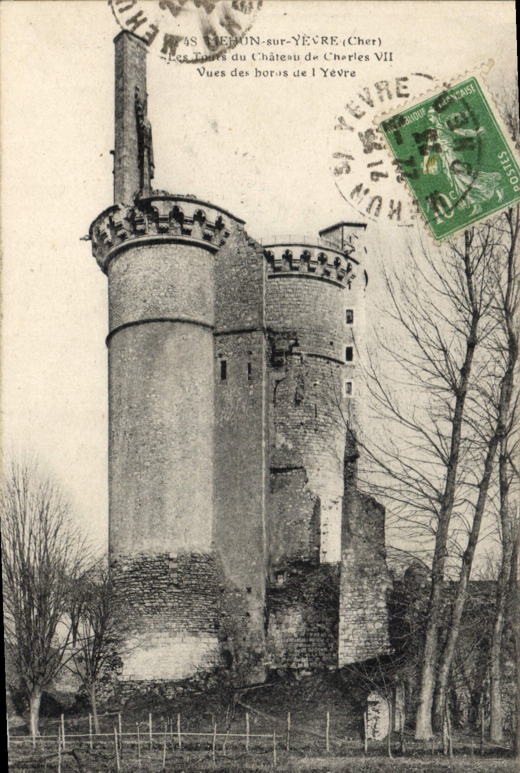 CPA Mehun sur Yevre Les tours du Chateau de Charles VII Vue des bords de l'Yevre