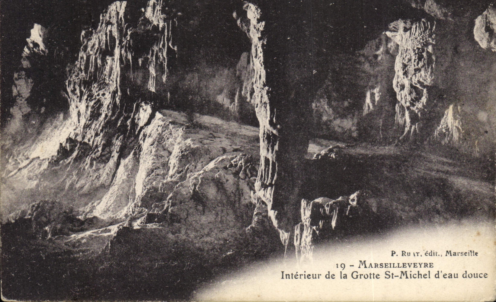 CPA Grotte Grottes Marseilleveyre Interieur de la grotte St Michel d'eau douce