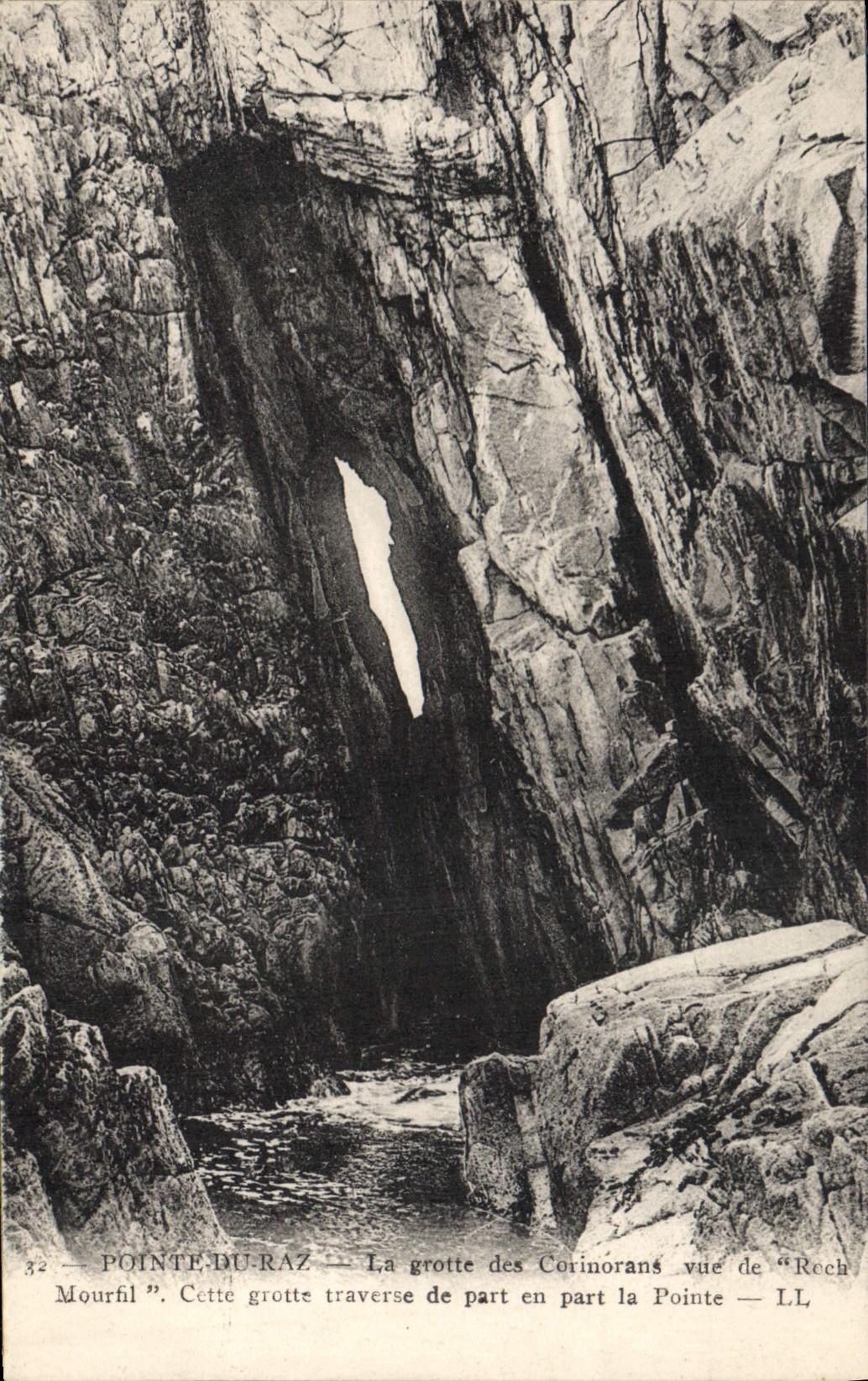 CPA Grotte Grottes Pointe du Raz La grotte des Corinorans vue de Roch Mourfil Cette grotte traverse 