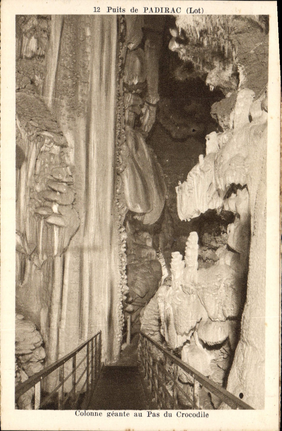 CPA Grotte Grottes Puits de Padirac Colonne geante au Pas du Crocodile