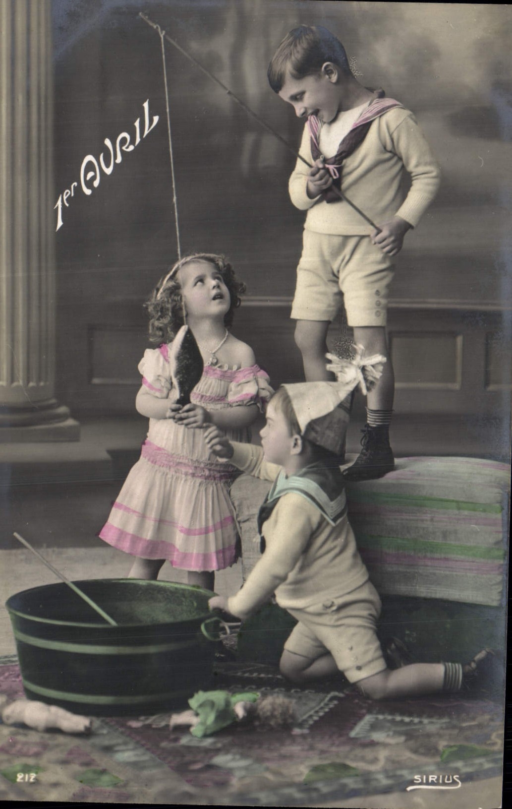 Enfants en tenue de marin jouant à la pêche — SIRIUS, n° 212