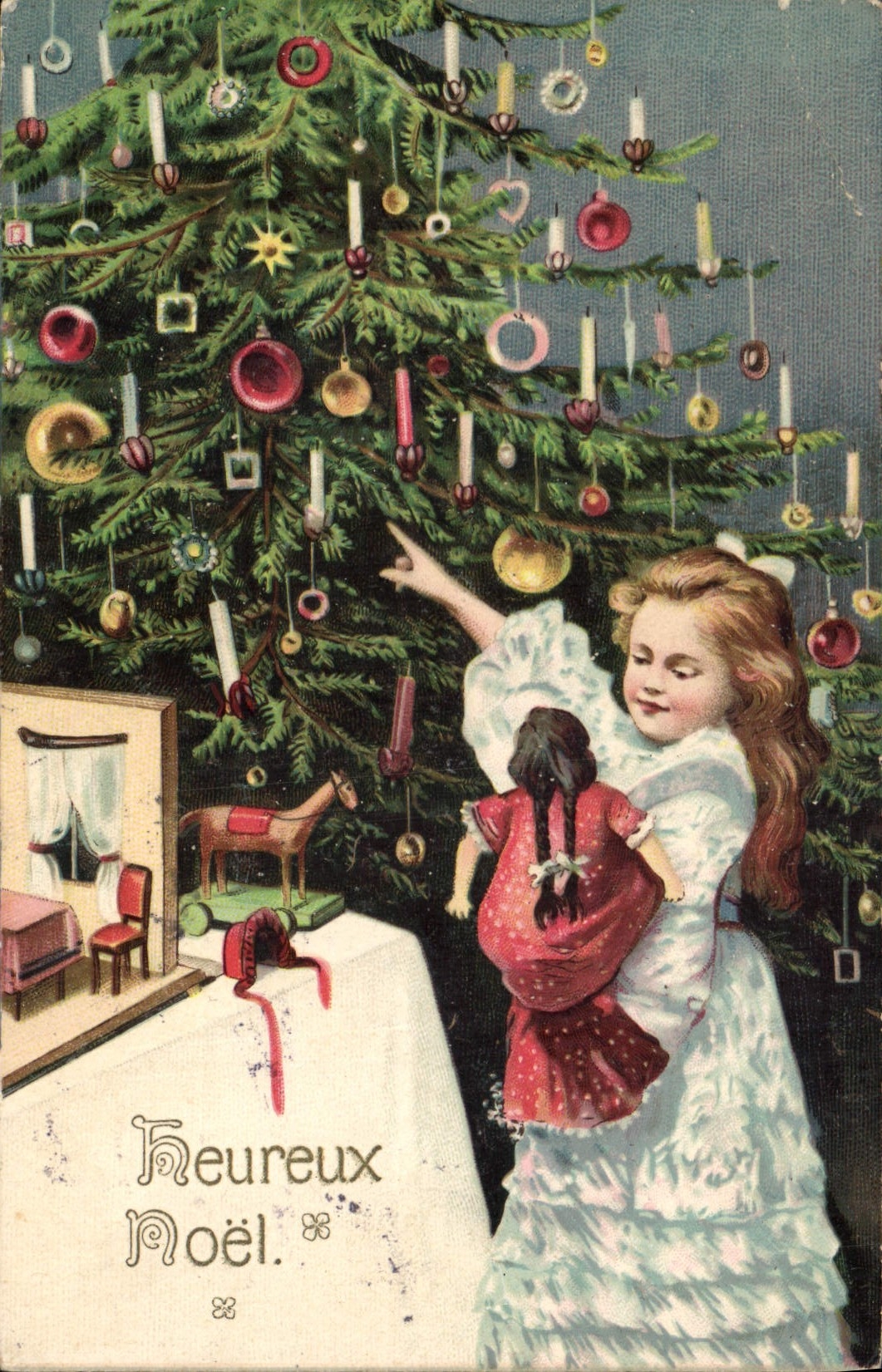 Fille tenant une poupée devant un arbre de Noël — Heureux Noël — éditeur non visible