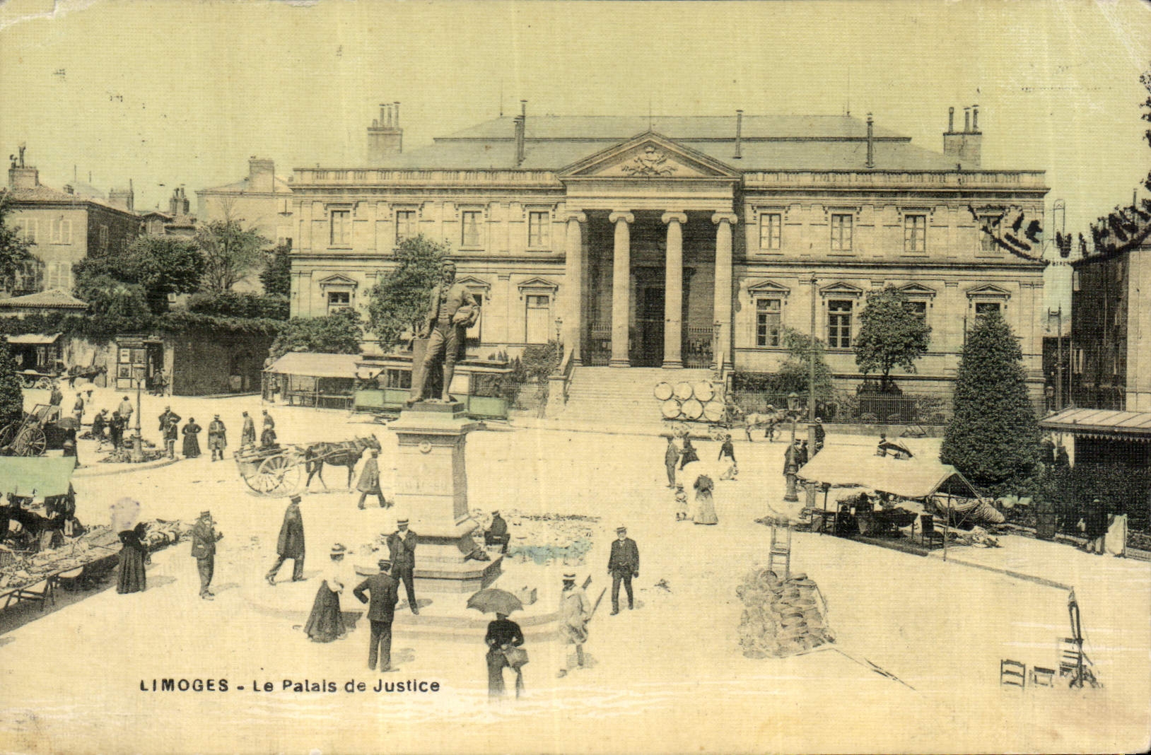 Limoges - Le Palais de Justice — vue de la place avec statue et marché