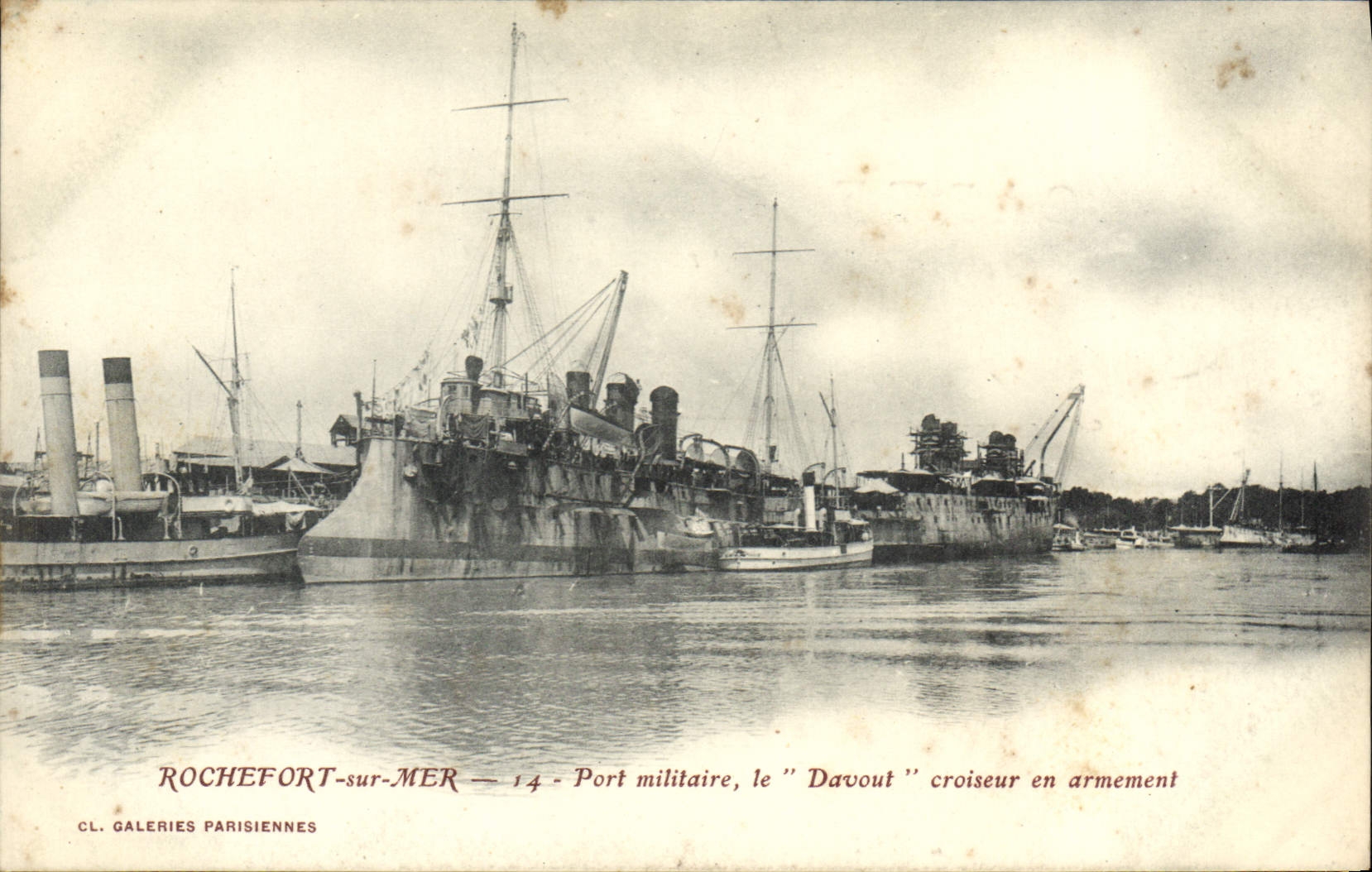 Rochefort-sur-Mer — Puerto militar, el "Davout" crucero en armamento — CL. GALERIES PARISIENNES