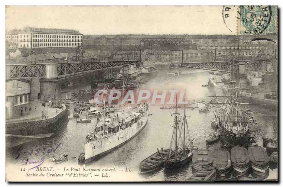 CPA Bateau de Guerre Brest Le pont national ouvert Sortie du croiseur d'Estrees