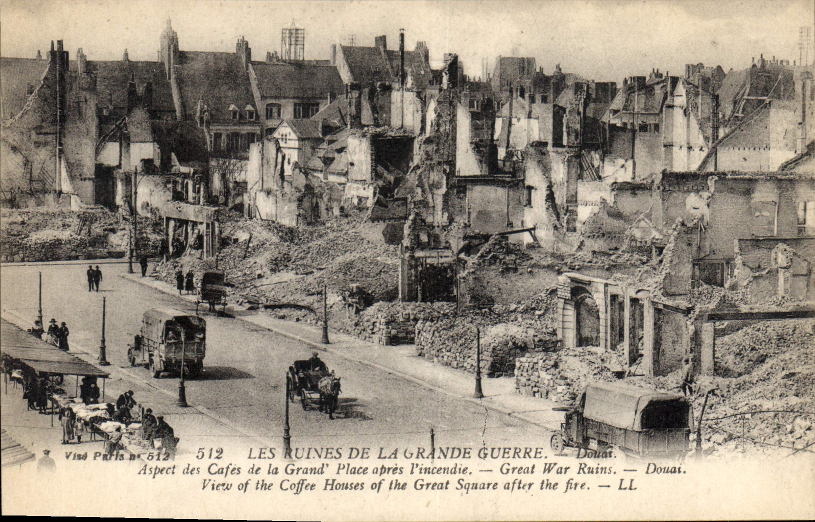 Les Ruines de la Grande Guerre — Aspect des Cafés de la Grand' Place après l'incendie — Douai