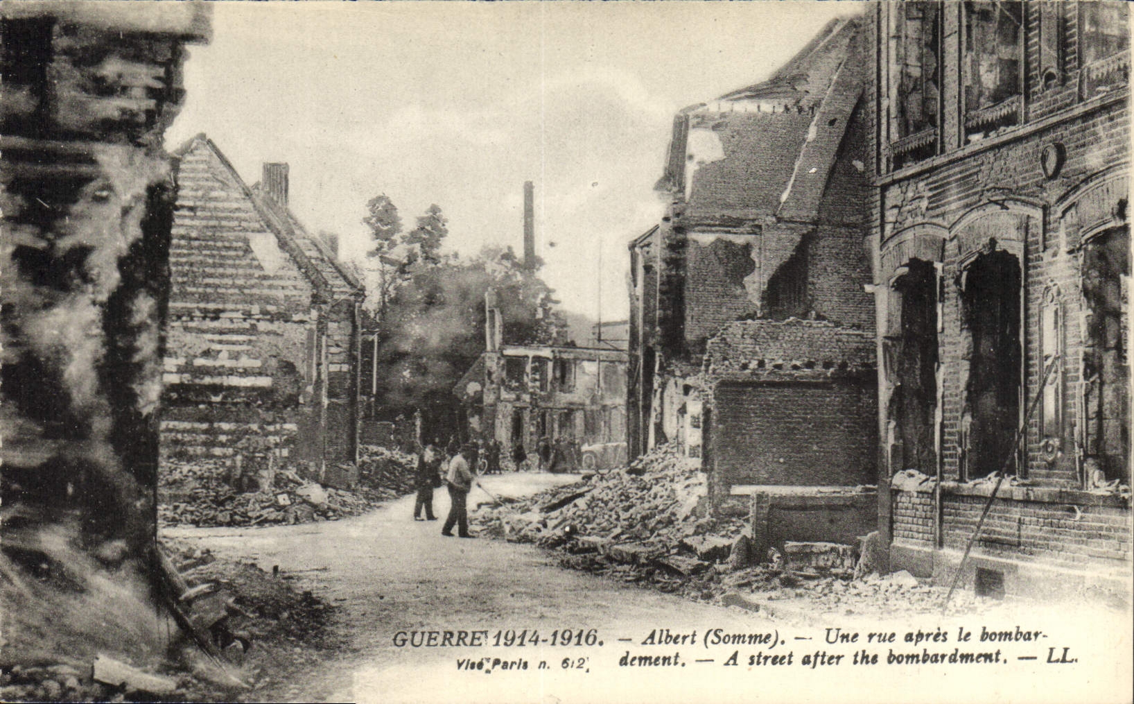 Albert (Somme) — Une rue après le bombardement — Vised'Paris n. 612