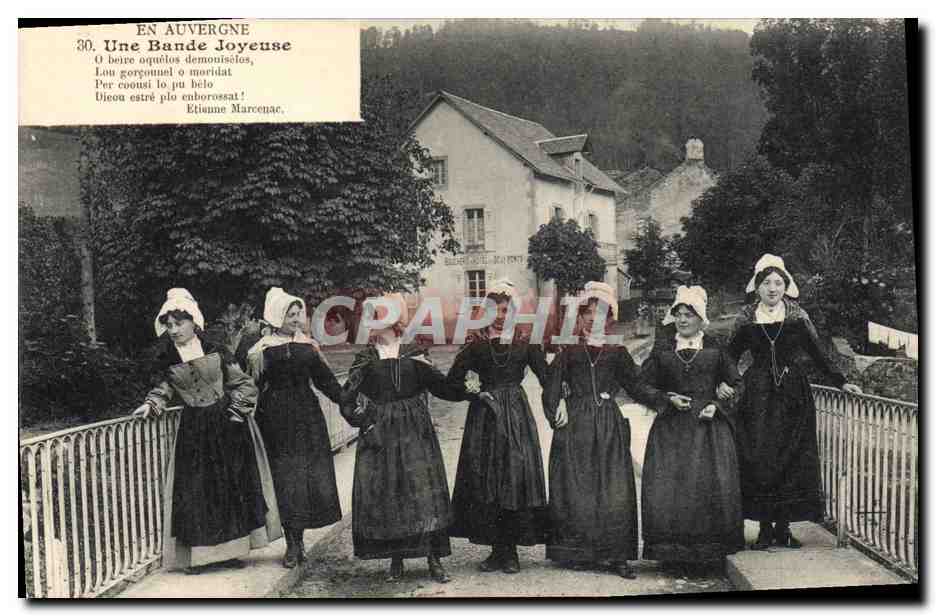 CPA Folklore En Auvergne Une bande joyeuse