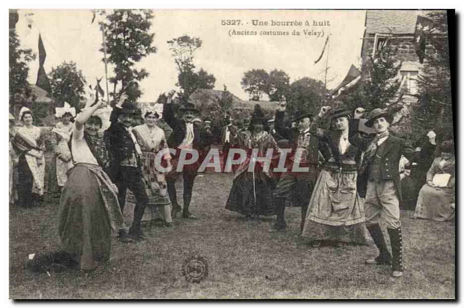 CPA Folklore Une bourree a huit Anciens costumes du Velay