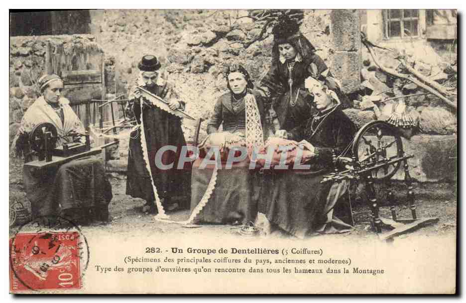 Un Groupe de Dentellières — (Spécimens des principales coiffures du pays, anciennes et modernes) — Type des groupes d'ouvrières qu'on rencontre dans tous les hameaux dans la Montagne