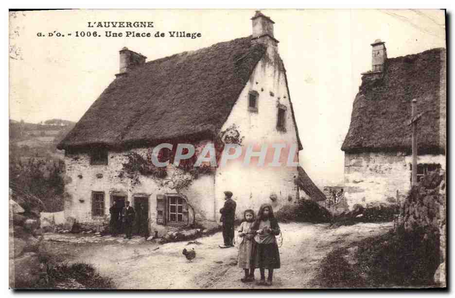 CPA Folklore Auvergne Une place de village
