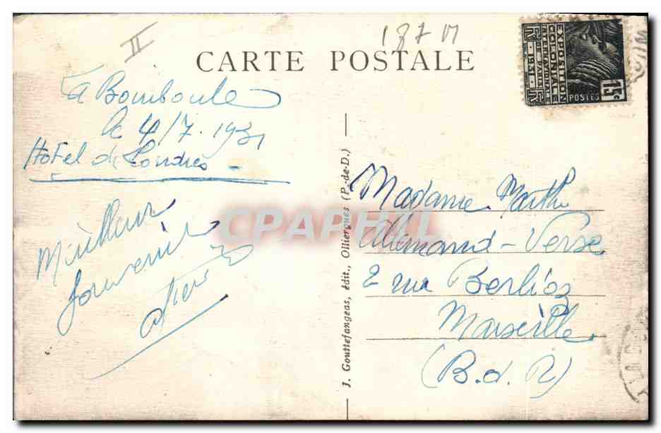CPA Folklore Auvergne Une place de village — Verso