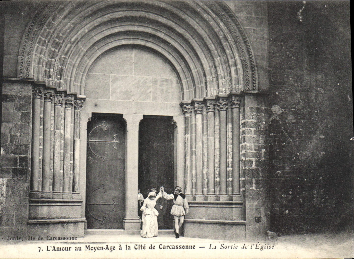 CPA Chateau L'amour au Moyen Age a la Cite de Carcassonne La sortie de l'eglise