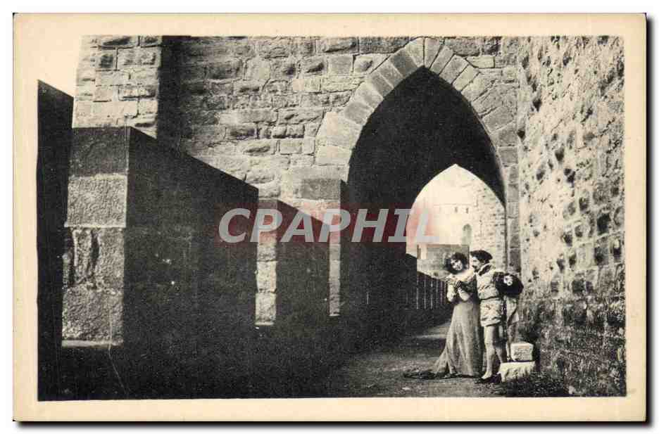 CPA Chateau La Cite de Carcassonne au Moyen Age Causerie amoureuse dans les Lices