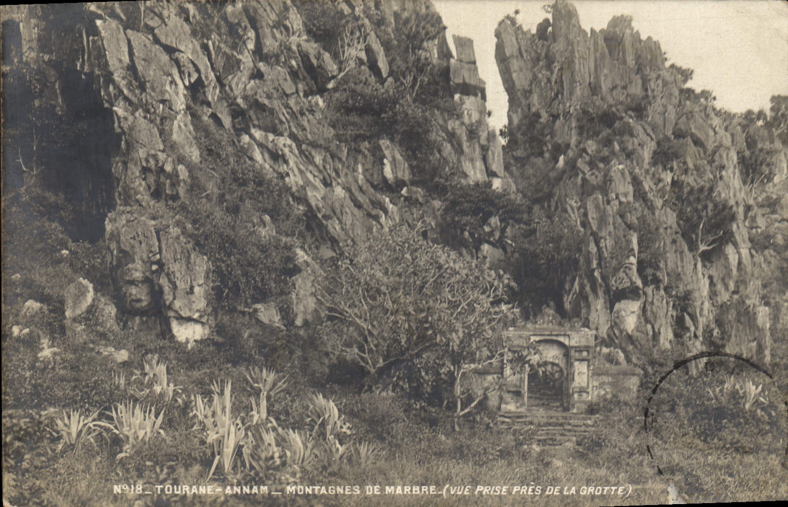 Touarane - Annam - Montagnes de marbre (vue prise près de la grotte)