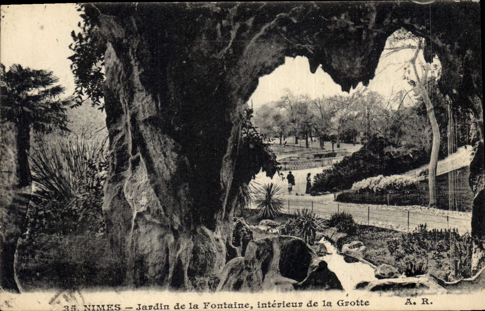 CPA Grotte Grottes Nimes Jardin de la fontaine Interieur de la grotte