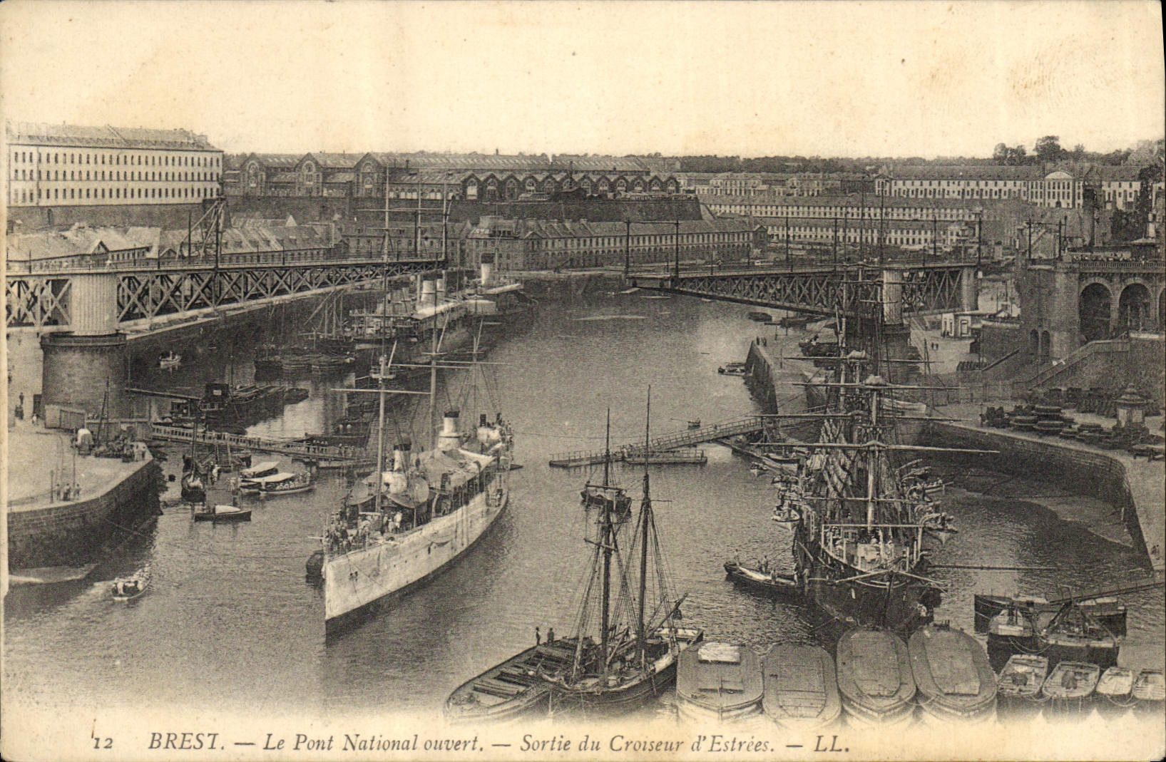 Brest — Le Pont National ouvert — Sortie du Croiseur d'Estrées — LL.