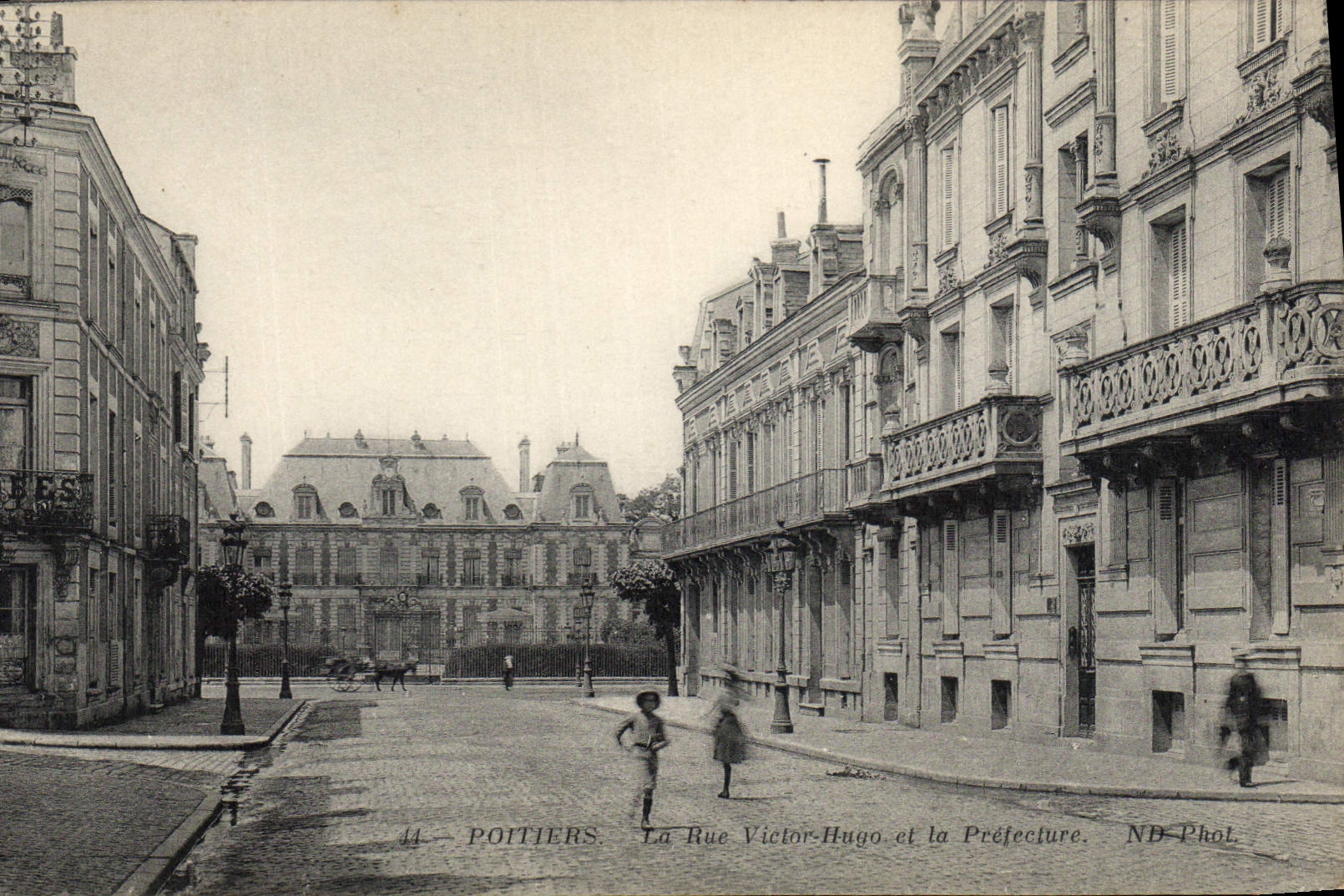 CPA Poitiers La rue Victor Hugo et la Sous Prefecture 