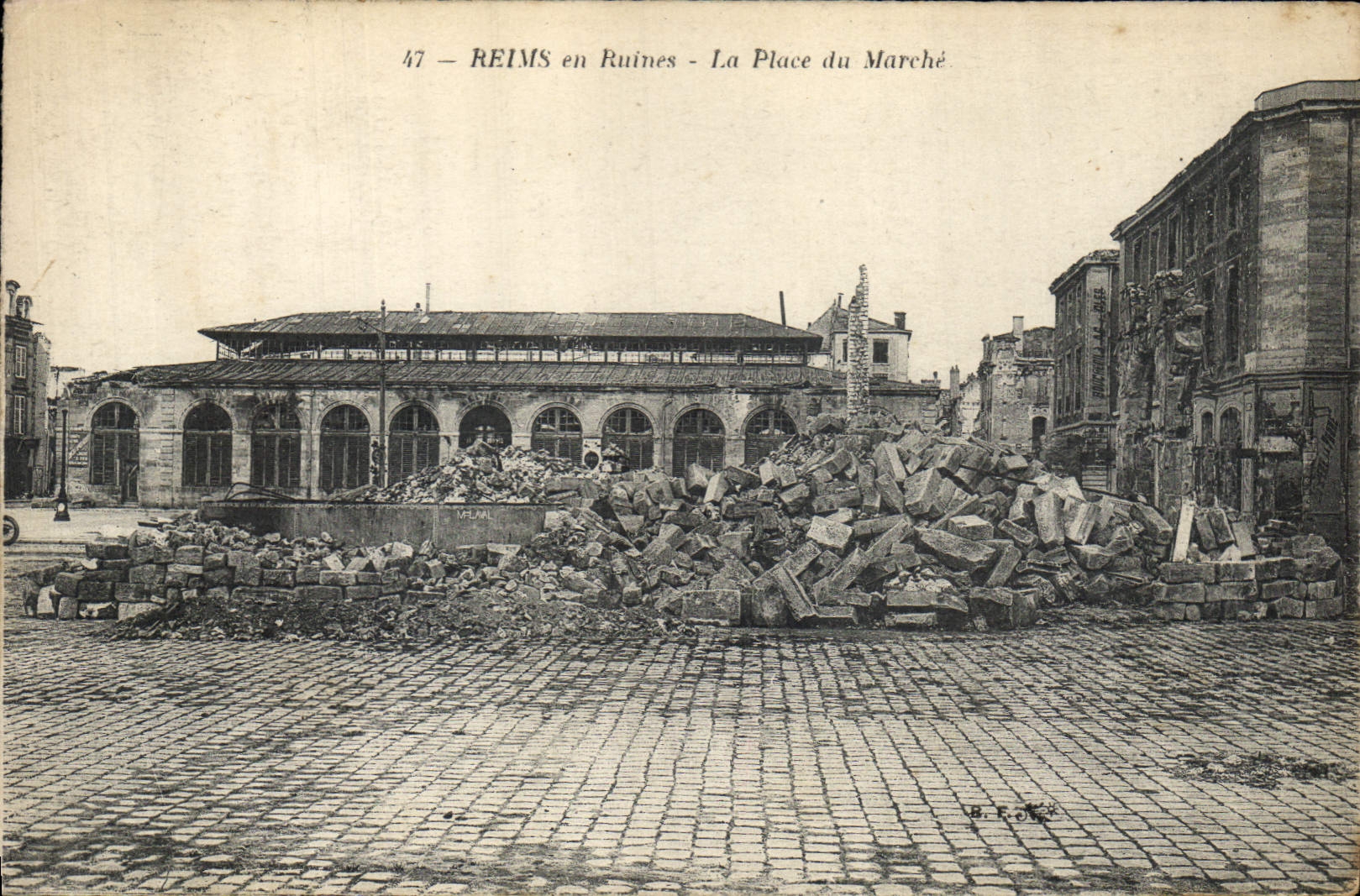 Reims en Ruines — La Place du Marché — B. F. Ollé