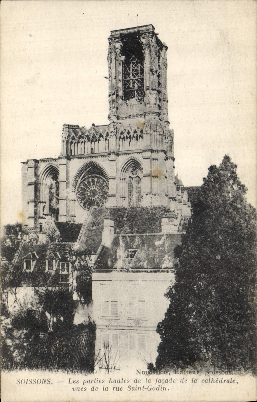 Soissons — Les parties hautes de la façade de la cathédrale, vue de la rue Saint-Godin — Éditeur Soissons