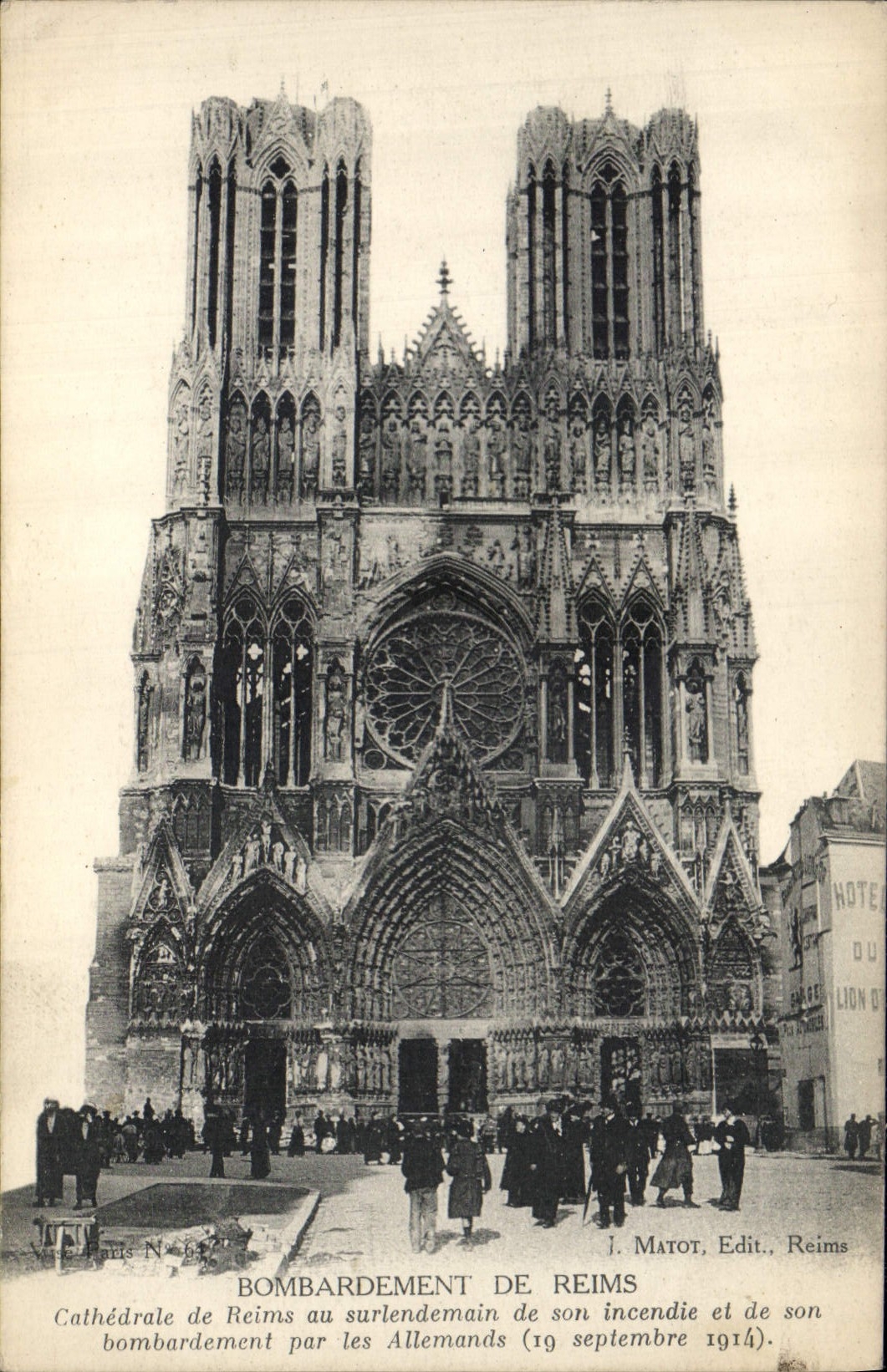 CPA Militaria Bombardement de Reims Cathedrale de Reims au surlendemain de son incendie