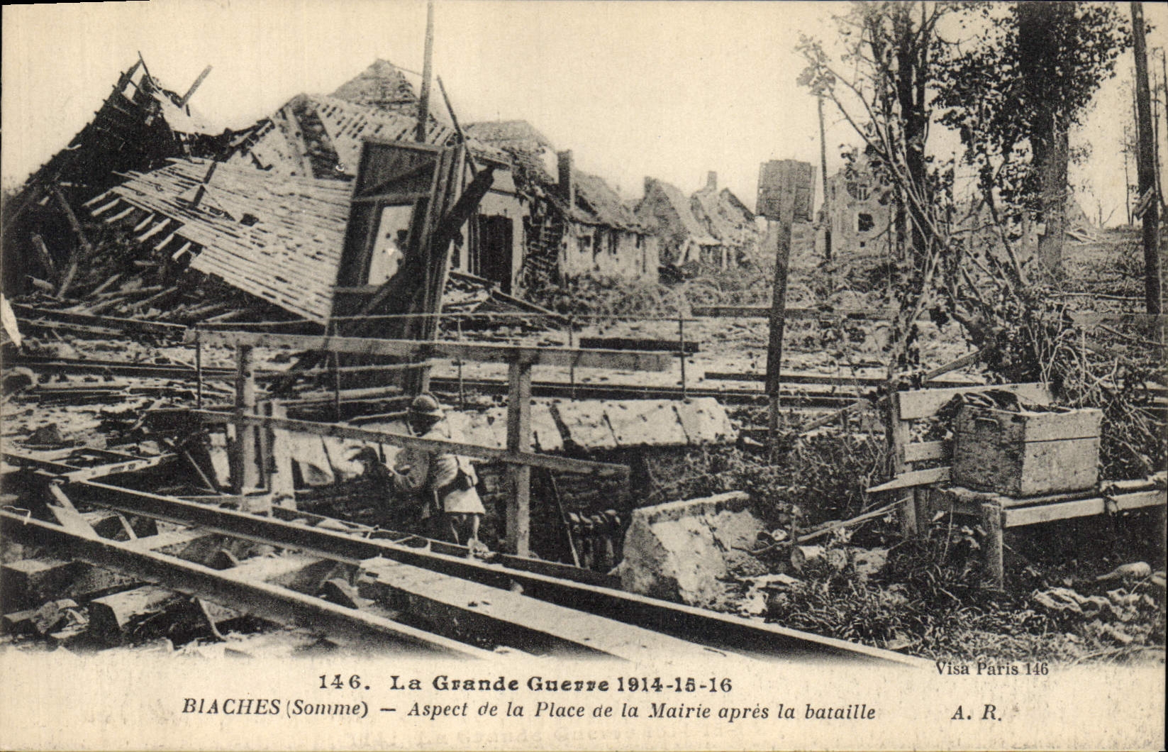 CPA Militaria La grande guerre 1914 15 16 Biches Somme Aspect de la place de la Mairie apres la bata