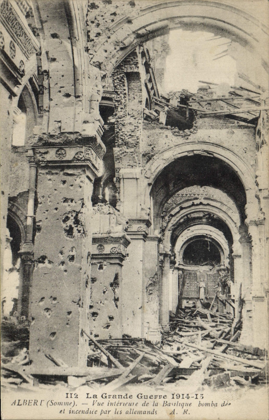 Albert (Somme) — Vue intérieure de la Basilique bombée et incendiée par les Allemands — A. R.
