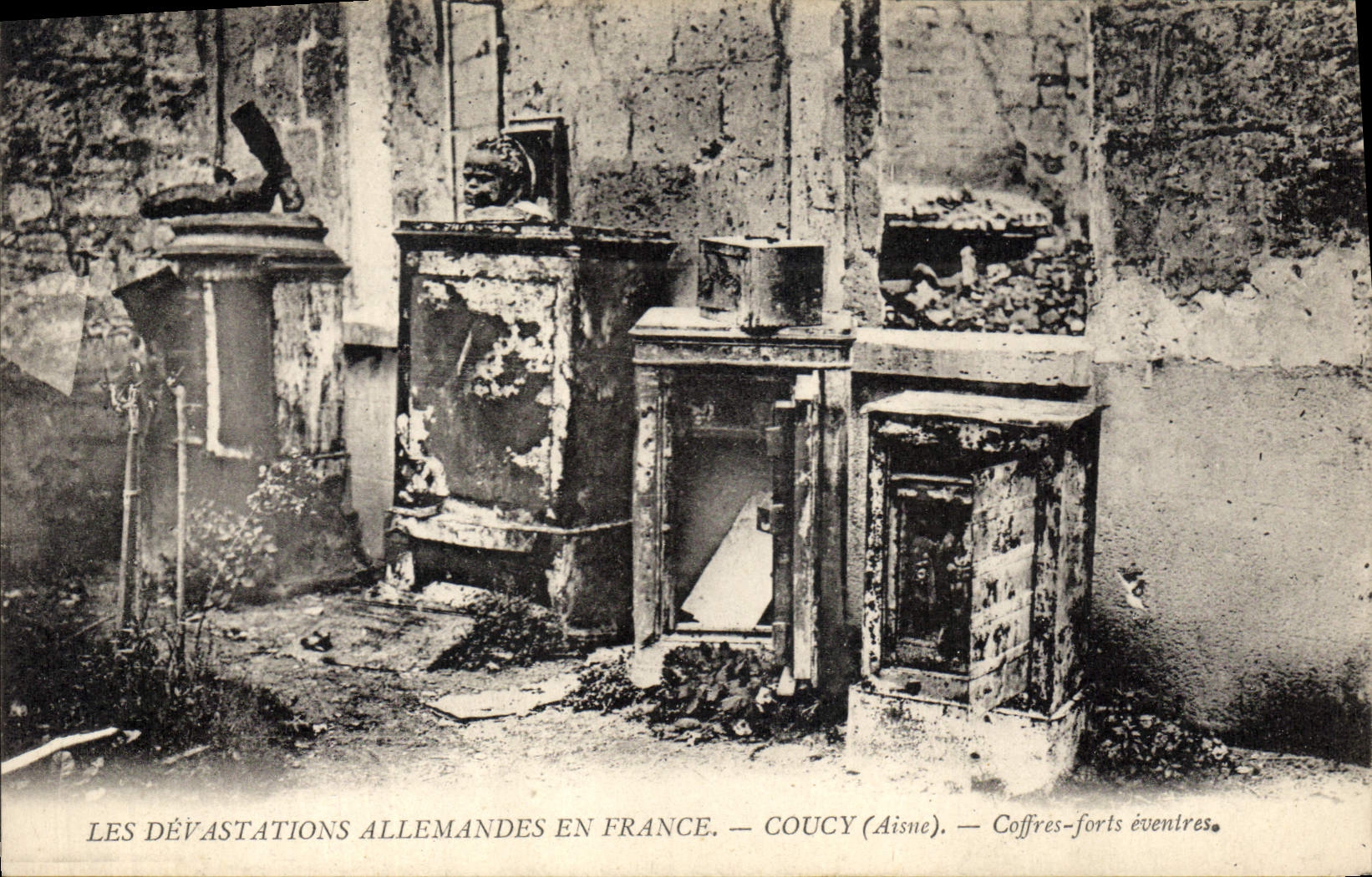 CPA Militaria Les Devastations Allemandes en France Coucy Aisne Coffres forts eventres 