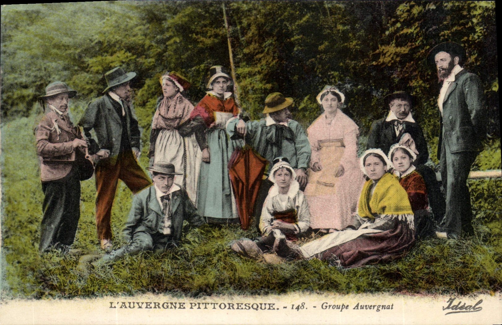 CPA Folklore Auvergne Groupe Auvergnat