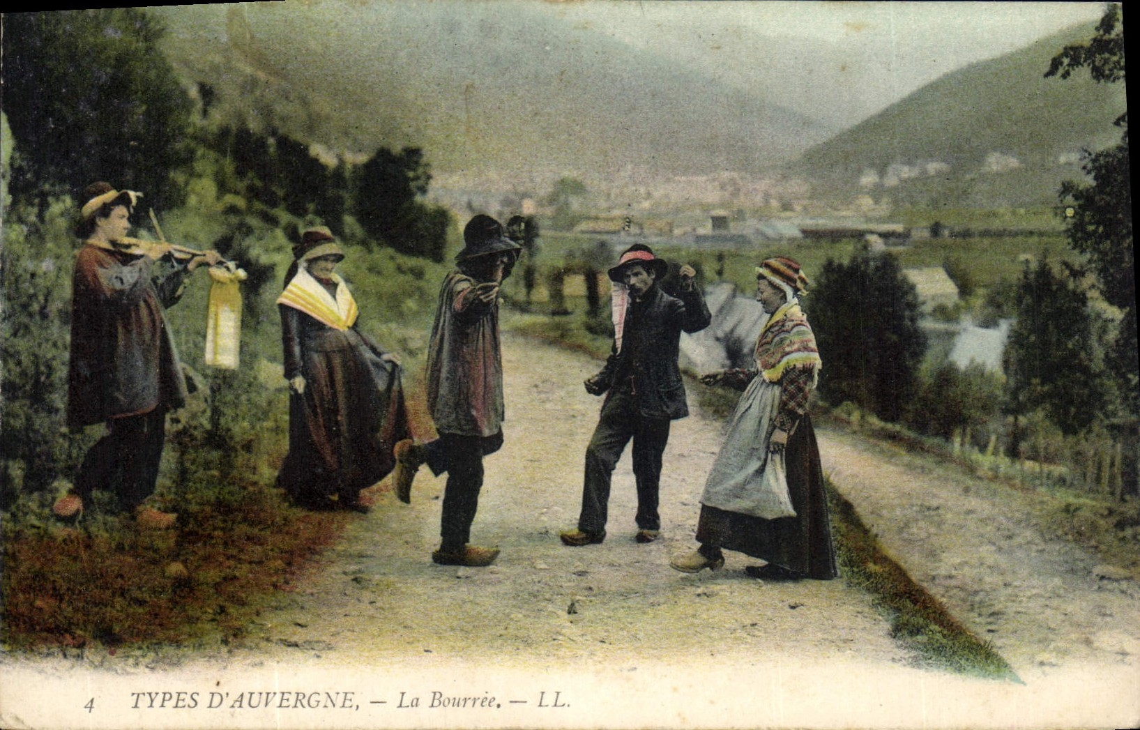 CPA Folklore Auvergne La Bourree