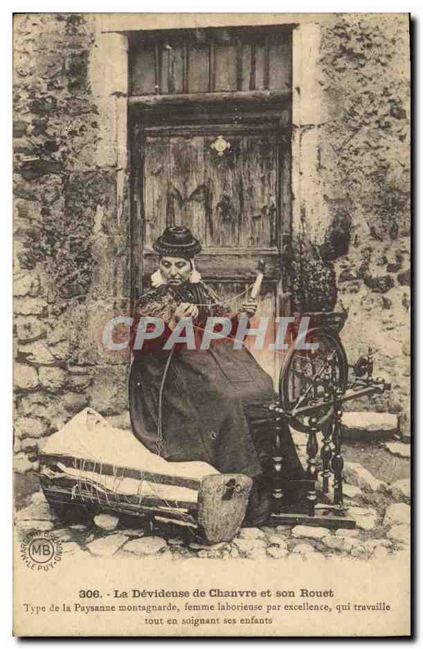 CPA Folklore La devideuse de Chanvre et son rouet Type de paysanne montagnarde