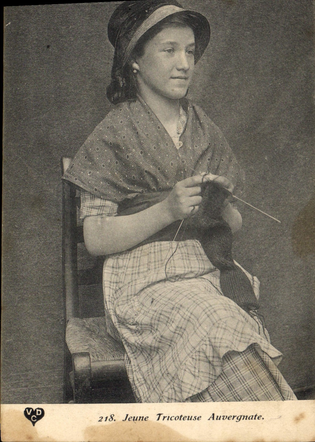 CPA Folklore Jeune Tricoteuse Auvergnate