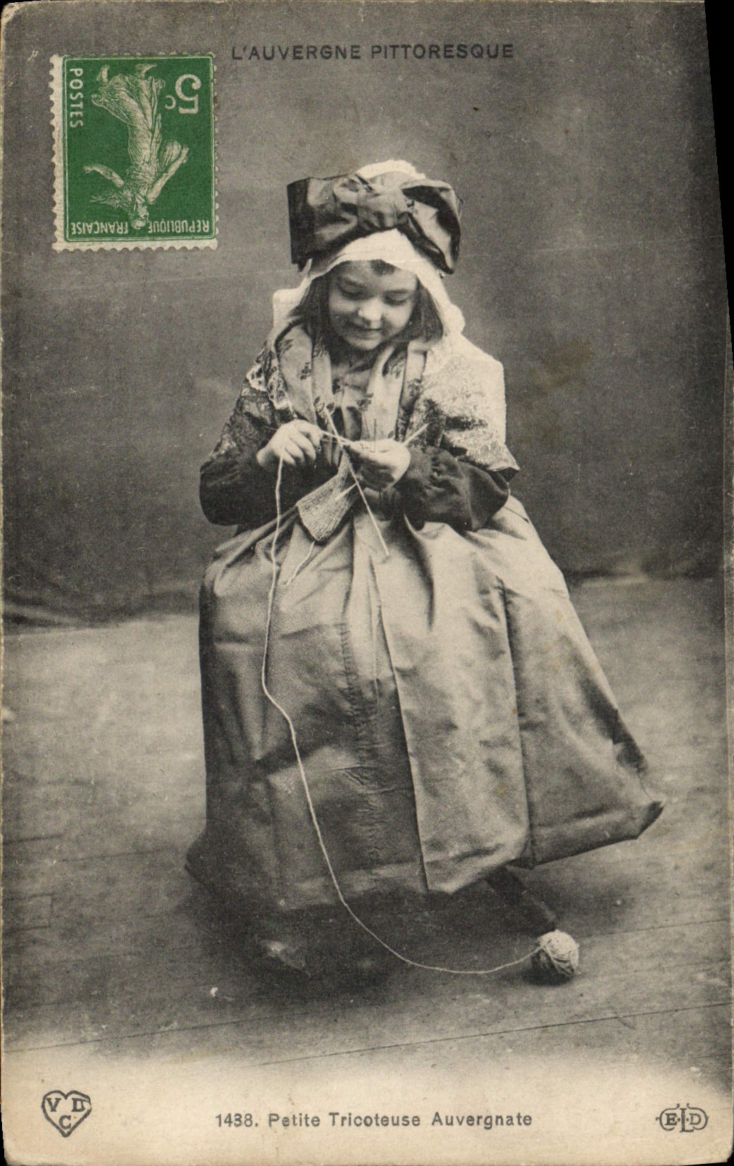 CPA Folklore Petite Tricoteuse Auvergnate