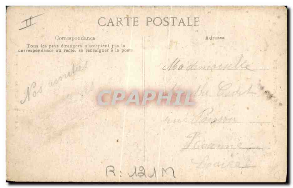 CPA Folklore Petite Tricoteuse Auvergnate — Verso