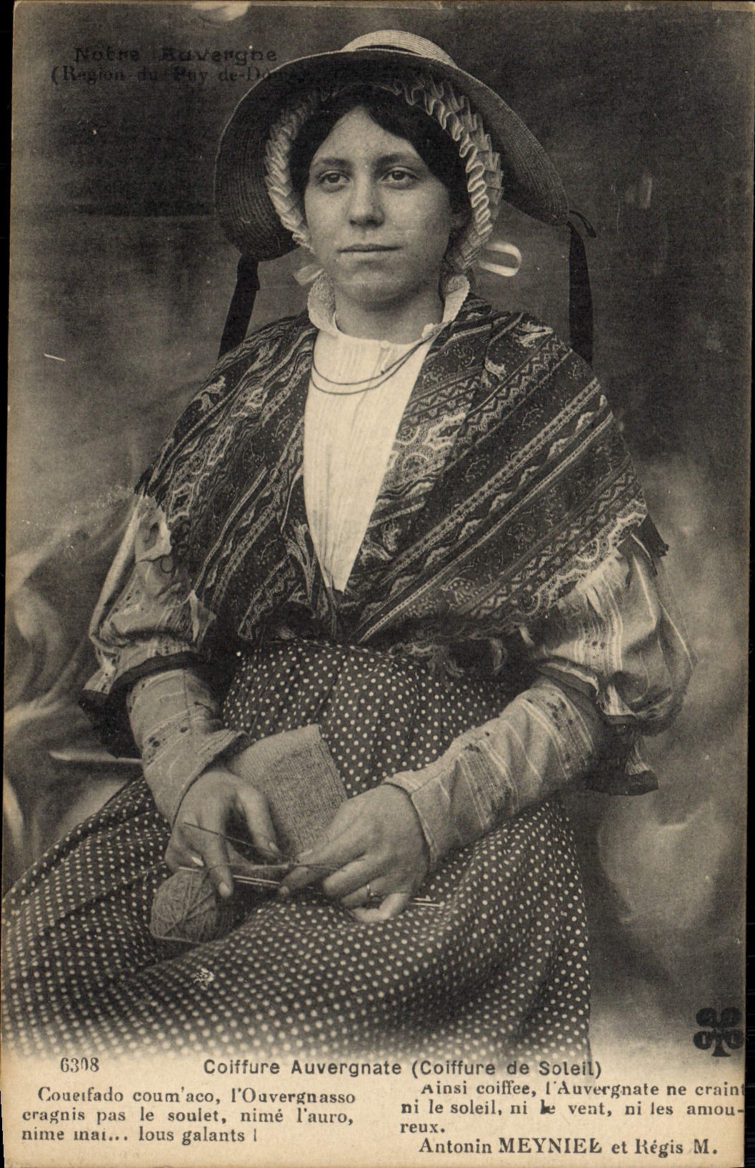 CPA Folklore Coiffure Auvergnate Coiffure de soleil