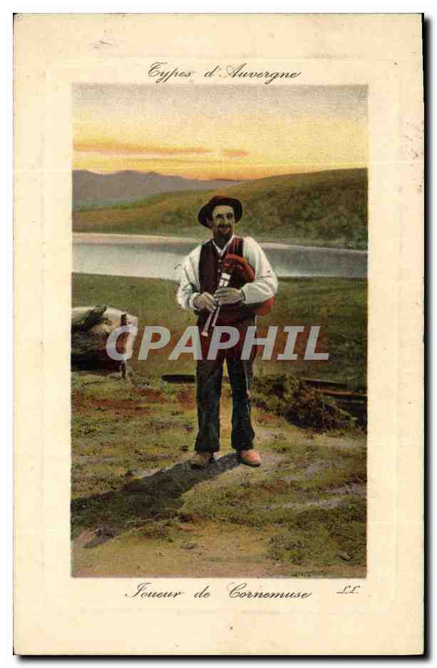 CPA Folklore Auvergne Joueur de cornemuse