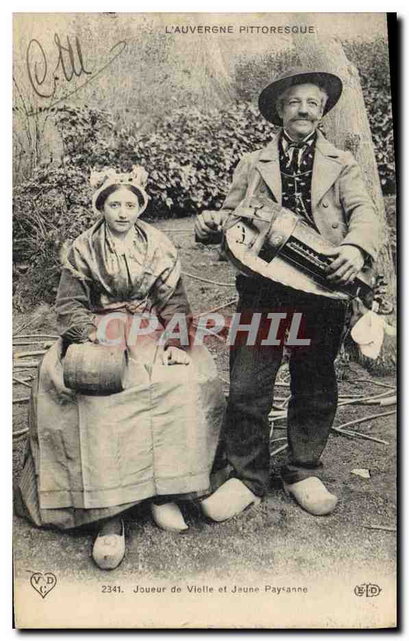 CPA Folklore Auvergne Joueur de Vielle et jeune paysanne