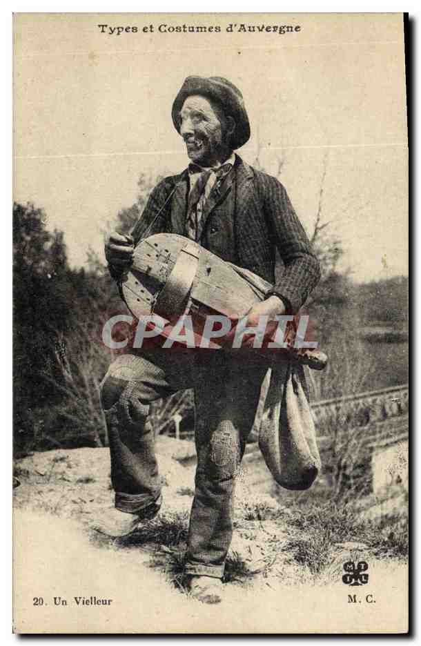 CPA Folklore Auvergne Un Vielleur