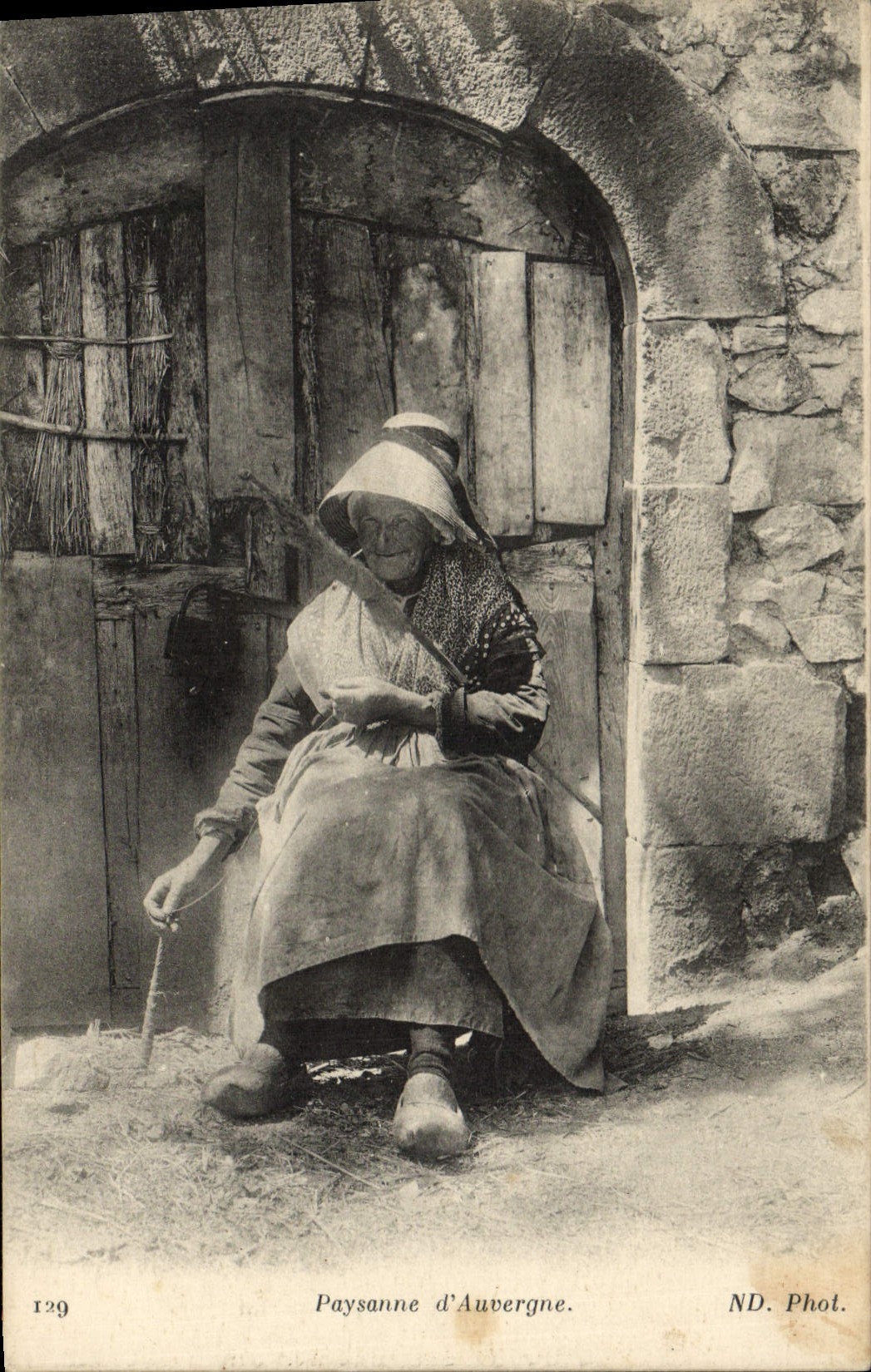 CPA Folklore Paysanne d'Auvergne