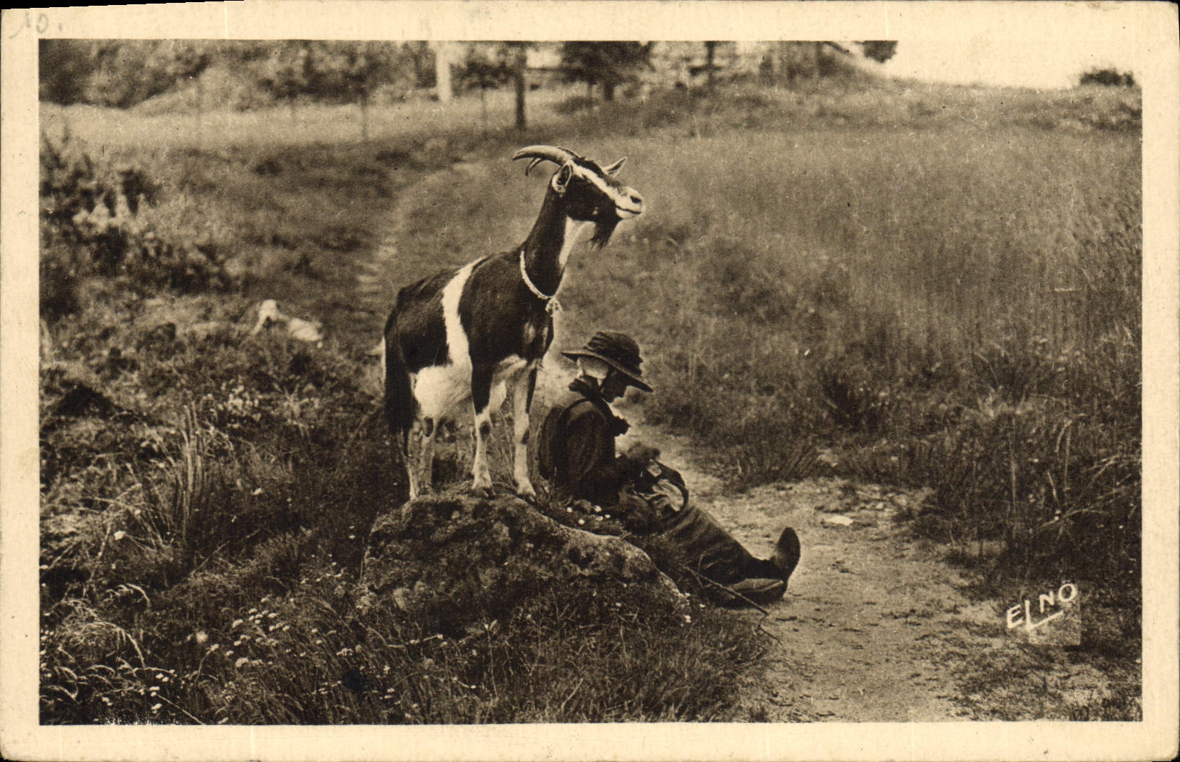 CPA Folklore Chevre gardant sa chevriere