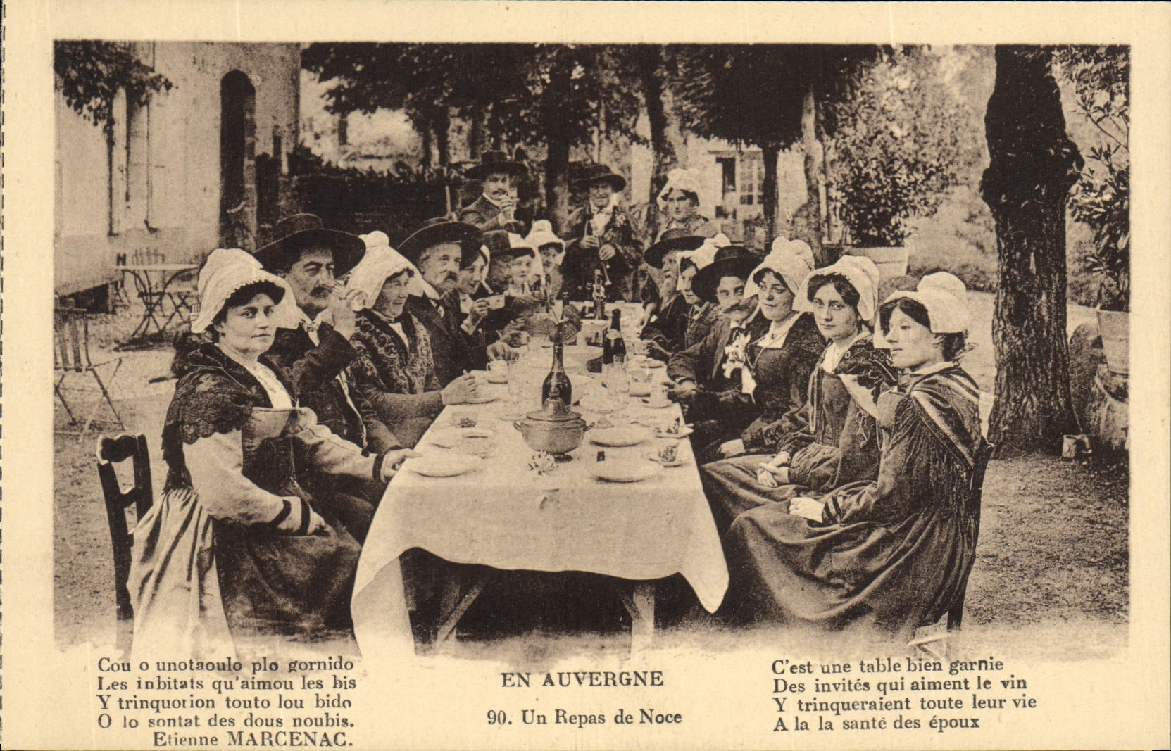 CPA Folklore Auvergne Un repas de noce
